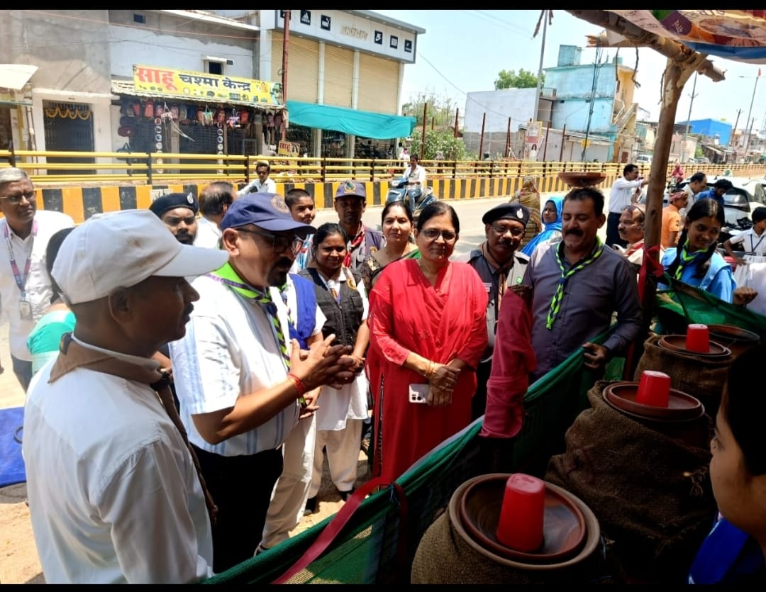 भीषण गर्मी में राहगीरों को शीतल जल उपलब्ध कराना एक सच्चे अर्थों में मानव सेवा का उत्कृष्ट उदाहरण है।