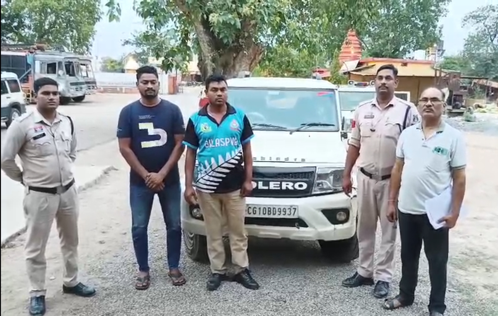 जबरन वसूली करना पडा आरक्षक सहित दो अन्य लोग गिरफ्तार आरक्षक और उसके साथी वाहनों को रोककर करते थे अवैध वसूली।