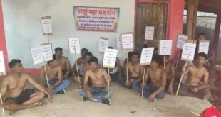 कांकेर, दुर्गुकोंदल, स्कूल जतन योजना, भ्रष्टाचार, कमीशनखोरी, स्कूल भवन मरम्मत, शिक्षा विभाग, अर्द्धनग्न प्रदर्शन, युवा आंदोलन, धरना प्रदर्शन, FIR की मांग, प्रशासनिक लापरवाही, शिवसेना बयान, भाजपा सरकार, कांग्रेस सरकार, सरकारी भ्रष्टाचार, अवैध संपत्ति, जनआंदोलन, शिक्षा व्यवस्था,