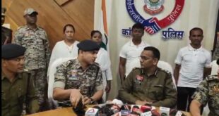 23 लाख के इनामी 4 कुख्यात माओवादी कैडरों ने किया आत्मसमर्पण! हथियार छोड़कर लौटे मुख्यधारा में 2 महिला व 2 पुरुष, कई बड़े हमलों के आरोपी शामिल। #Kanker #Chhattisgarh #NaxalUpdate #Surrender #BreakingNews #SecurityForces #PoonaMargaem