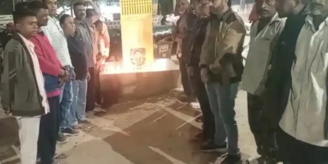 गांधी उद्यान में जली श्रद्धा की लौ युवाओं ने मोमबत्ती जलाकर अमर शहीद हेमू कालाणी को किया नमन कांकेर