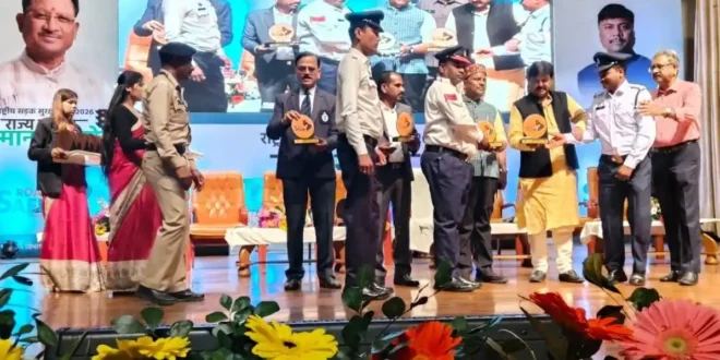 रायपुर में कांकेर यातायात पुलिस को मिला सम्मान छत्तीसगढ़ शासन ने किया प्रशस्ति पत्र व मोमेंटो से सम्मानित। #KankerPolice #RoadSafety #TrafficPolice #StateLevelAward