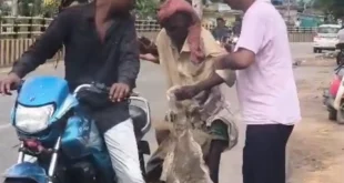 *मानवता की सबसे खूबसूरत मिसाल...सड़क पर घिसटता मिला दिव्यांग वृद्ध* *लोग देखते रहे... लेकिन मदद को कोई नहीं आया....जन सहयोग' की टीम तुरंत मौके पर पहुंची* *#KankerNews #JanSahyog #HumanityFirst #HelpingHands #SocialService #AjayPappuMotwani#*