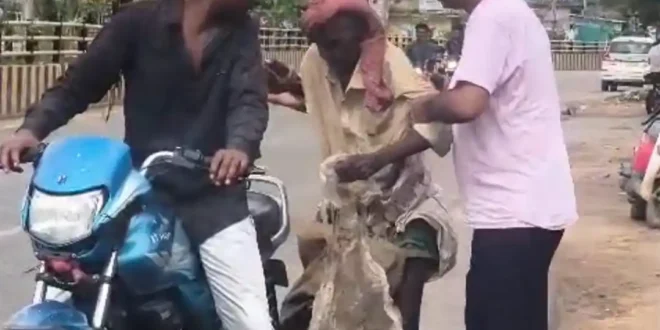 *मानवता की सबसे खूबसूरत मिसाल...सड़क पर घिसटता मिला दिव्यांग वृद्ध* *लोग देखते रहे... लेकिन मदद को कोई नहीं आया....जन सहयोग' की टीम तुरंत मौके पर पहुंची* *#KankerNews #JanSahyog #HumanityFirst #HelpingHands #SocialService #AjayPappuMotwani#*